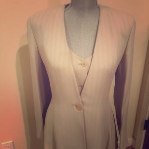 Giorgio Armani Women’s suit size 6 (us)